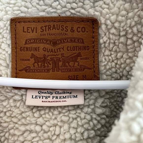 Levi's Classic Blue Denim Jacket with Sherpa Lining - Picture 2 of 2